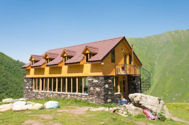 Kazbegi, Gürcistan - Kafkas dağı yakınlarındaki Juta vadisinde dağ kulübesi. Kazbegi, Mtskheta-Mtianeti, Georgia 'da ünlü bir manzara..