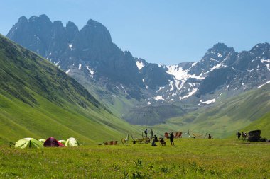 Kazbegi, Gürcistan - Kafkasya dağı yakınlarındaki Juta vadisi. Kazbegi, Mtskheta-Mtianeti, Georgia 'da ünlü bir manzara..