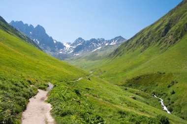 Kazbegi, Gürcistan - Kafkasya dağı yakınlarındaki Juta vadisi. Kazbegi, Mtskheta-Mtianeti, Georgia 'da ünlü bir manzara..