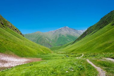 Kazbegi, Gürcistan - Kafkasya dağı yakınlarındaki Juta vadisi. Kazbegi, Mtskheta-Mtianeti, Georgia 'da ünlü bir manzara..