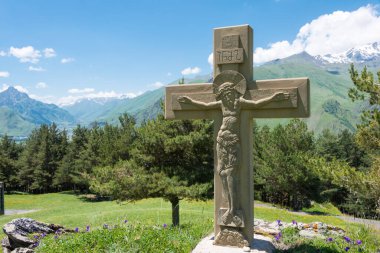 Kazbegi, Gürcistan - Kazbegi, Mtskheta-Mtianeti, Gürcistan 'daki Aziz Elias Peygamber Kilisesi' nde Ortodoks haçı.