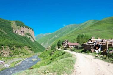 Kazbegi, Gürcistan - Kafkasya dağı yakınlarındaki Truso vadisi. Kazbegi, Mtskheta-Mtianeti, Georgia 'da ünlü bir manzara..