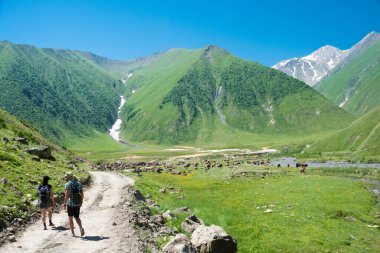 Kazbegi, Gürcistan - Kafkasya dağı yakınlarındaki Truso vadisi. Kazbegi, Mtskheta-Mtianeti, Georgia 'da ünlü bir manzara..