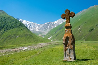 Kazbegi, Gürcistan - Kafkasya dağı yakınlarındaki Truso vadisinde Ortodoks geçidi. Kazbegi, Mtskheta-Mtianeti, Georgia 'da ünlü bir manzara..