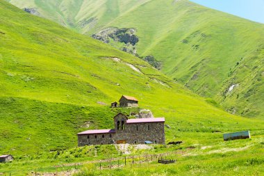 Kazbegi, Georgia - Kafkasya Dağı yakınlarındaki Truso Vadisi 'ndeki Babalar Manastırı. Kazbegi, Mtskheta-Mtianeti, Georgia 'da ünlü bir tarihi mekan..