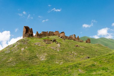 Kazbegi, Gürcistan - Kafkasya dağı yakınlarındaki Truso Vadisi 'ndeki Zakagori kalesinin kalıntıları. Kazbegi, Mtskheta-Mtianeti, Georgia 'da ünlü bir tarihi mekan..
