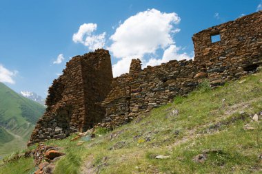 Kazbegi, Gürcistan - Kafkasya dağı yakınlarındaki Truso Vadisi 'ndeki Zakagori kalesinin kalıntıları. Kazbegi, Mtskheta-Mtianeti, Georgia 'da ünlü bir tarihi mekan..