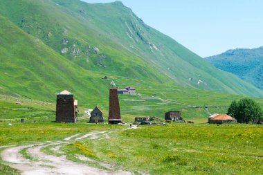 Kazbegi, Gürcistan - Kafkasya dağı yakınlarındaki Truso vadisinde terk edilmiş bir manastır. Kazbegi, Mtskheta-Mtianeti, Georgia 'da ünlü bir tarihi mekan..