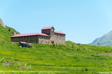 Kazbegi, Georgia - Kafkasya Dağı yakınlarındaki Truso Vadisi 'ndeki Babalar Manastırı. Kazbegi, Mtskheta-Mtianeti, Georgia 'da ünlü bir tarihi mekan..