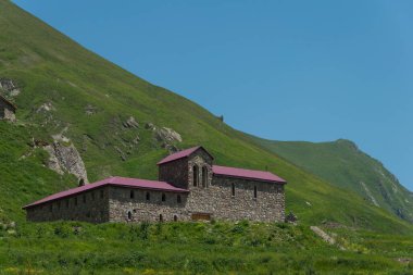 Kazbegi, Georgia - Kafkasya Dağı yakınlarındaki Truso Vadisi 'ndeki Babalar Manastırı. Kazbegi, Mtskheta-Mtianeti, Georgia 'da ünlü bir tarihi mekan..