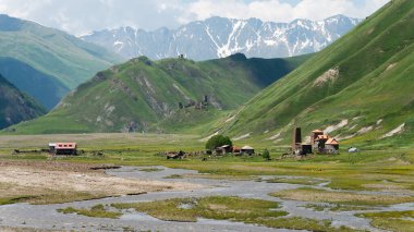 Kazbegi, Gürcistan - Kafkasya dağı yakınlarındaki Truso vadisi. Kazbegi, Mtskheta-Mtianeti, Georgia 'da ünlü bir manzara..
