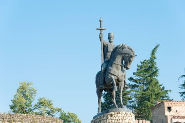 Telavi, Gürcistan - Telavi Kalesi 'ndeki Heraclius II Heykeli (Batonis Tsikhe Kalesi). Telavi, Kakheti, Gürcistan 'da ünlü bir tarihi site..