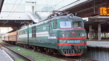 Tiflis, Gürcistan - 371 numaralı Tiflis-Erivan treni, Tiflis, Gürcistan 'daki Tiflis tren istasyonunda. Gürcistan 'da 1576 km' lik 1520 mm 'lik demiryolu ağı var.