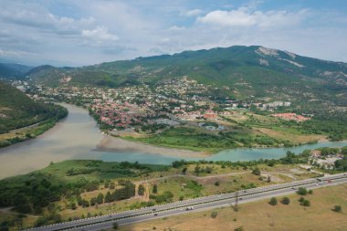 Mtskheta, Gürcistan - Mtskheta, Gürcistan 'daki Jvari Manastırı' ndan kutsal şehir Mtskheta. Mtskheta 'nın Dünya Mirası Anıtları' nın bir parçasıdır..