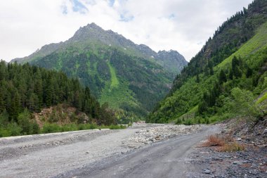 Mestia, Georgia - Mestia 'dan Chalaadi Buzulu' na kadar bir dağ yolunda. Mestiachala vadisinde ünlü bir manzara, Mestia, Samegrelo-Zemo Svaneti, Georgia.
