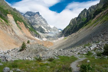 Mestia, Georgia - Mestia 'dan Chalaadi Buzulu' na kadar bir dağ yolunda. Mestiachala vadisinde ünlü bir manzara, Mestia, Samegrelo-Zemo Svaneti, Georgia.