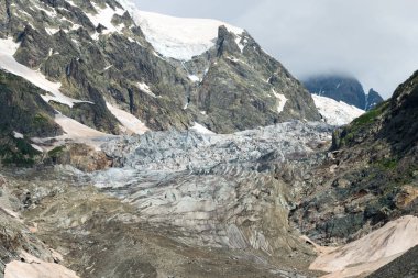 Mestia, Georgia Chalaadi Buzulu. Mestiachala vadisinde ünlü bir manzara, Mestia, Samegrelo-Zemo Svaneti, Georgia.