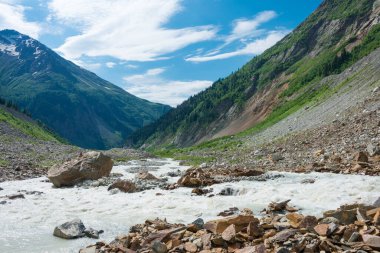 Mestia, Georgia - Mestia 'dan Chalaadi Buzulu' na kadar bir dağ yolunda. Mestiachala vadisinde ünlü bir manzara, Mestia, Samegrelo-Zemo Svaneti, Georgia.
