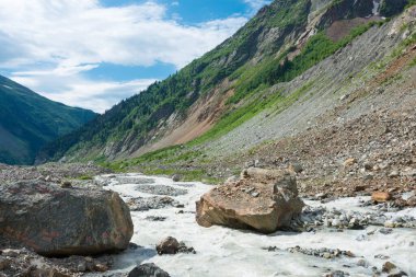 Mestia, Georgia - Mestia 'dan Chalaadi Buzulu' na kadar bir dağ yolunda. Mestiachala vadisinde ünlü bir manzara, Mestia, Samegrelo-Zemo Svaneti, Georgia.