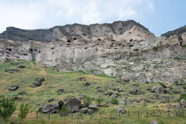 Vardzia, Gürcistan - Vardzia Mağara Manastırı kompleksi ve antik şehir. Vardzia, Samtskhe-Javakheti, Gürcistan 'da ünlü bir tarihi mekan..