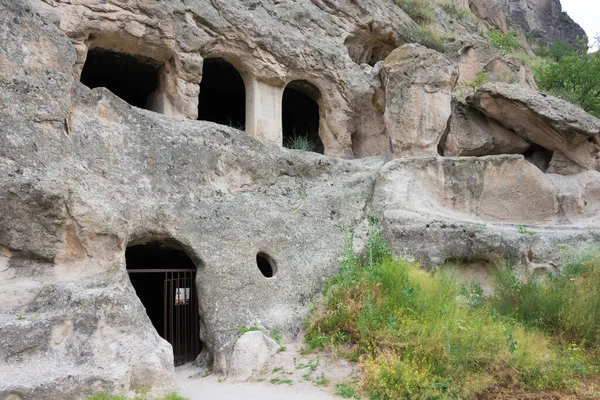 Vardzia, Gürcistan - Vardzia Mağara Manastırı kompleksi ve antik şehir. Vardzia, Samtskhe-Javakheti, Gürcistan 'da ünlü bir tarihi mekan..