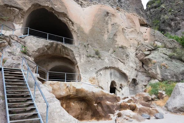 Vardzia, Gürcistan - Vardzia Mağara Manastırı kompleksi ve antik şehir. Vardzia, Samtskhe-Javakheti, Gürcistan 'da ünlü bir tarihi mekan..
