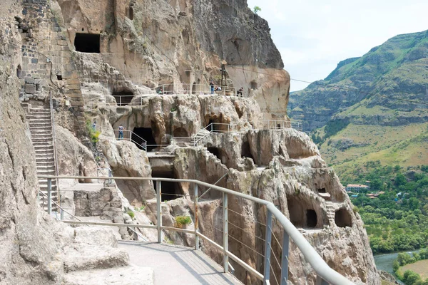 Vardzia, Gürcistan - Vardzia Mağara Manastırı kompleksi ve antik şehir. Vardzia, Samtskhe-Javakheti, Gürcistan 'da ünlü bir tarihi mekan..