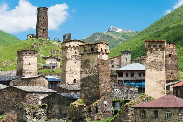 Ushguli, Gürcistan - Gürcistan 'ın Samegrelo-Zemo Svaneti kentindeki Ushguli köyünde Svan Kuleleri. Burası UNESCO Dünya Mirasları Alanının bir parçası - Yukarı Svaneti.