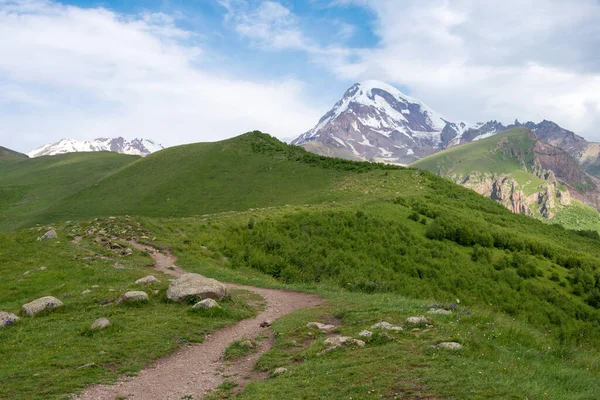 Kazbegi Georgia Mountain Range Hiking Trail Gergeti Trinity Church Gergeti — Stock Photo, Image