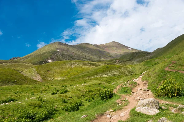 Kazbegi, Gürcistan - Gergeti Trinity Kilisesi 'nden Gergeti Buzulu' na kadar bir dağ yolunda. Kazbegi, Mtskheta-Mtianeti, Georgia 'da ünlü bir manzara..