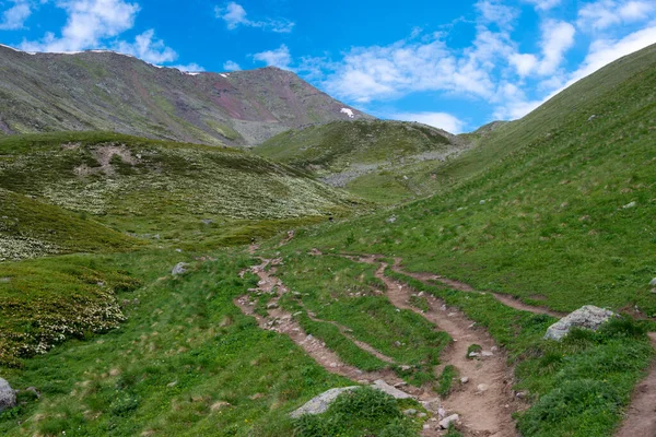 Kazbegi, Gürcistan - Gergeti Trinity Kilisesi 'nden Gergeti Buzulu' na kadar bir dağ yolunda. Kazbegi, Mtskheta-Mtianeti, Georgia 'da ünlü bir manzara..