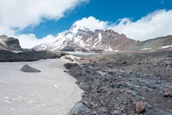 卡兹贝吉 Kazbegi Georgia 位于Gergeti Glacier的卡兹贝克山 5047M 格鲁吉亚 Mtskheta Mtianeti Kazbegi的著名风景 — 图库照片