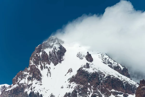 卡兹贝吉 Kazbegi Georgia 位于Gergeti Glacier的卡兹贝克山 5047M 格鲁吉亚 Mtskheta Mtianeti Kazbegi的著名风景 — 图库照片