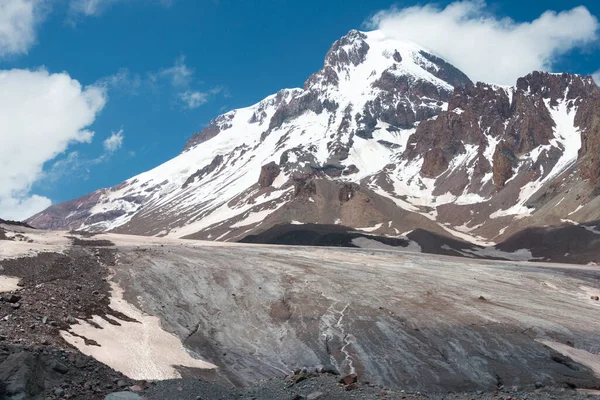 卡兹贝吉 Kazbegi Georgia 位于Gergeti Glacier的卡兹贝克山 5047M 格鲁吉亚 Mtskheta Mtianeti Kazbegi的著名风景 — 图库照片