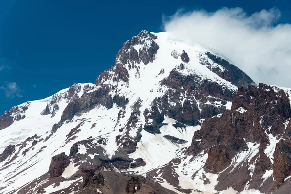 卡兹贝吉 Kazbegi Georgia 位于Gergeti Glacier的卡兹贝克山 5047M 格鲁吉亚 Mtskheta Mtianeti Kazbegi的著名风景 — 图库照片