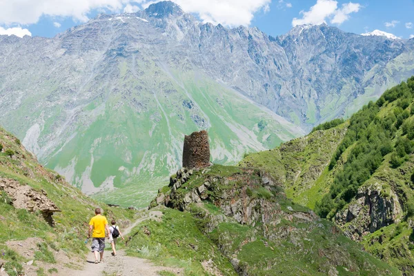 Kazbegi Georgia Mountain Range Hiking Trail Stepantsminda Gergeti Trinity Church — Stock Photo, Image