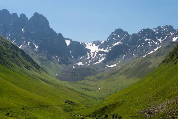 Kazbegi Geórgia Vale Juta Perto Montanha Cáucaso Uma Paisagem Famosa — Fotografia de Stock