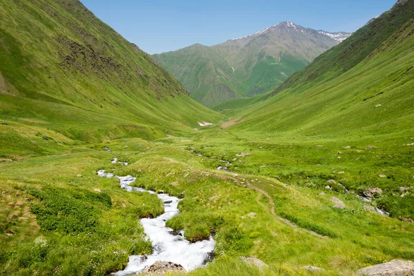 Kazbegi, Gürcistan - Kafkasya dağı yakınlarındaki Juta vadisi. Kazbegi, Mtskheta-Mtianeti, Georgia 'da ünlü bir manzara..