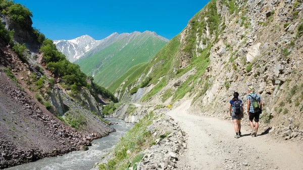 Kazbegi, Gürcistan - Kafkasya dağı yakınlarındaki Truso vadisi. Kazbegi, Mtskheta-Mtianeti, Georgia 'da ünlü bir manzara..