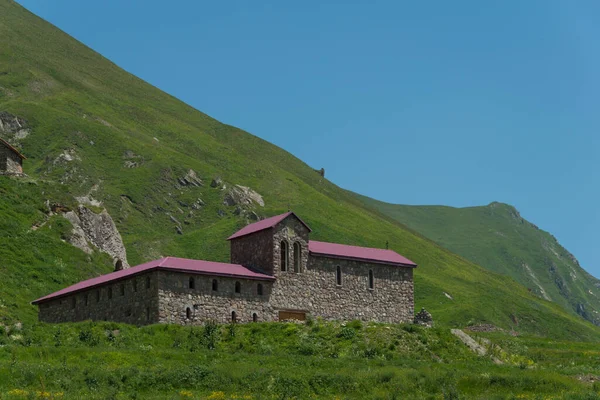 Kazbegi, Georgia - Kafkasya Dağı yakınlarındaki Truso Vadisi 'ndeki Babalar Manastırı. Kazbegi, Mtskheta-Mtianeti, Georgia 'da ünlü bir tarihi mekan..