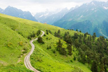 Mestia, Georgia - Mestia 'dan Koruldi göllerine doğru yürüyüş yolu. Mestia, Samegrelo-Zemo Svaneti, Georgia 'da ünlü bir manzara..
