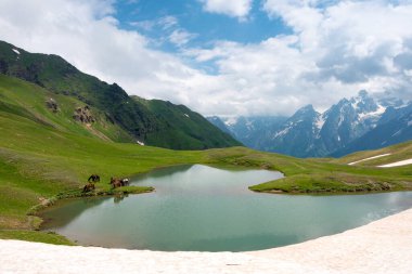 Mestia, Georgia - Mestia 'dan Koruldi göllerine doğru yürüyüş yolu. Mestia, Samegrelo-Zemo Svaneti, Georgia 'da ünlü bir manzara..