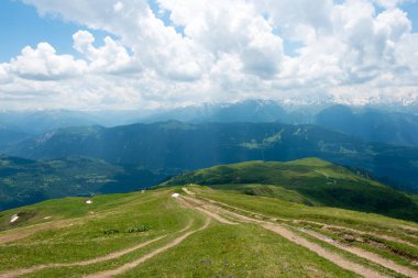 Mestia, Georgia - Mestia 'dan Koruldi göllerine doğru yürüyüş yolu. Mestia, Samegrelo-Zemo Svaneti, Georgia 'da ünlü bir manzara..