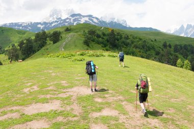 Mestia, Georgia - Mestia 'dan Koruldi göllerine giden yürüyüş parkurunda sırt çantalı turistler. Mestia, Samegrelo-Zemo Svaneti, Georgia 'da ünlü bir manzara..