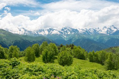 Mestia, Georgia, Zuruldi Dağı 'nın zirvesinden Kafkasya Dağı manzarası. Mestia, Samegrelo-Zemo Svaneti, Georgia 'da ünlü bir manzara..
