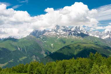 Mestia, Gürcistan - Ushba Dağı (4710 metre) Zuruldi Dağı Tepesi manzaralı. Mestia, Samegrelo-Zemo Svaneti, Georgia 'da ünlü bir manzara..