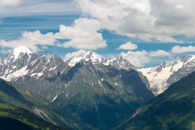 Mestia, Georgia, Zuruldi Dağı 'nın zirvesinden Kafkasya Dağı manzarası. Mestia, Samegrelo-Zemo Svaneti, Georgia 'da ünlü bir manzara..