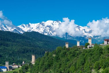 Mestia, Georgia, dağ köylü antik kuleler. Mestia, Samegrelo-Zemo Svaneti, Georgia 'da ünlü bir manzara..