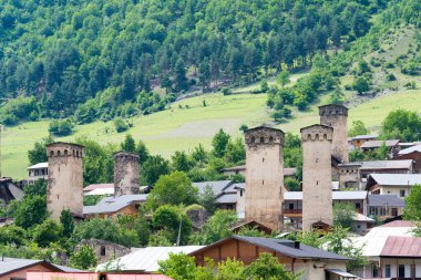 Mestia, Georgia, dağ köylü antik kuleler. Mestia, Samegrelo-Zemo Svaneti, Georgia 'da ünlü bir manzara..