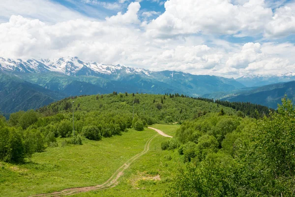 Mestia, Georgia, Zuruldi Dağı 'nın zirvesinden Kafkasya Dağı manzarası. Mestia, Samegrelo-Zemo Svaneti, Georgia 'da ünlü bir manzara..